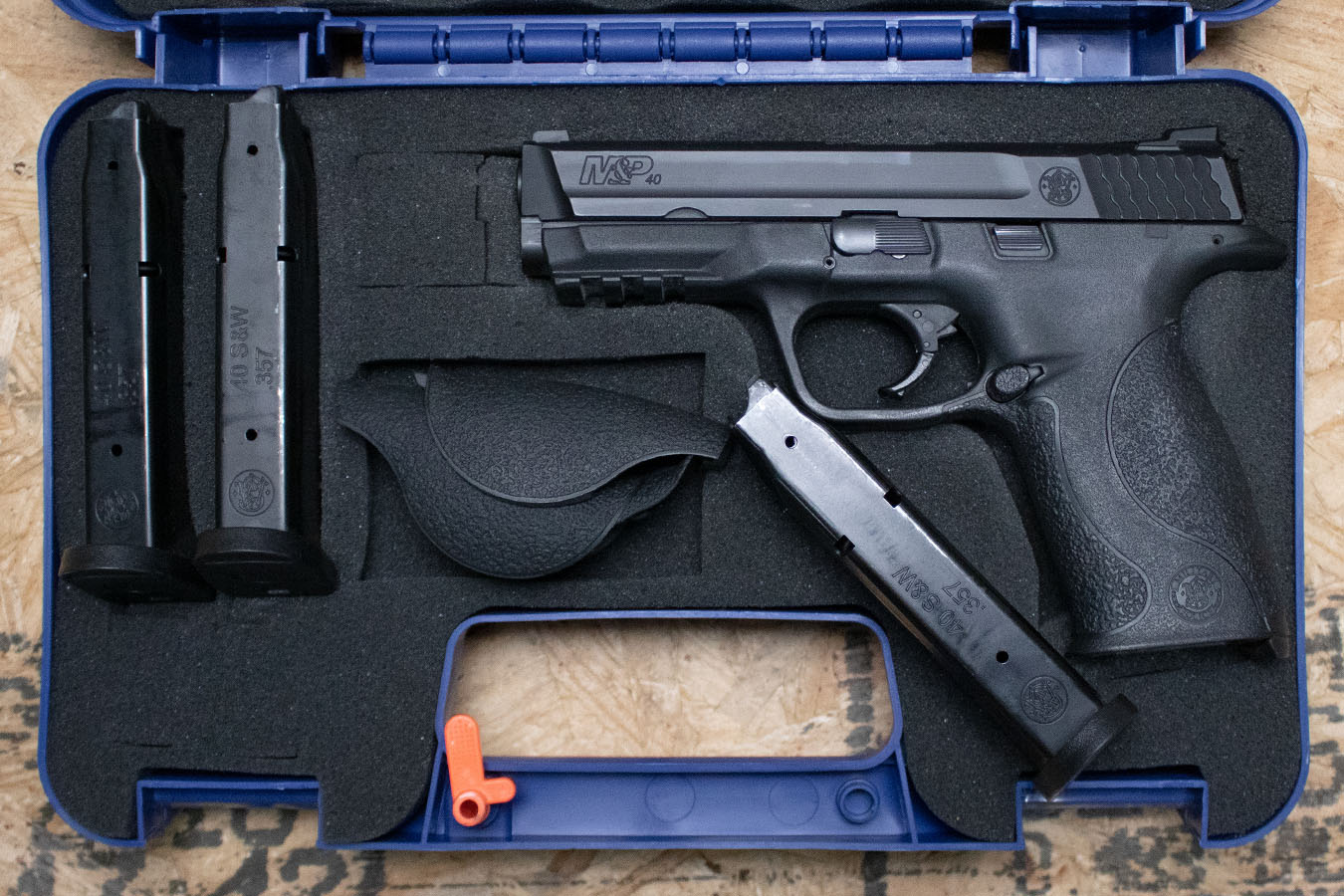 SMITH AND WESSON M&P40 40 S&W Police Trade-In Pistol with Extra Mags, Backstraps, Case